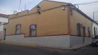 Maison à Peñarroya - Pueblonuevo. Casa haciendo esquina situado en el distrito de pueblonuevo, con