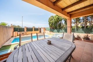 Semi detached house  Carrer andorra. Chalet pareado con jardín, piscina propia y garaje en sa torre