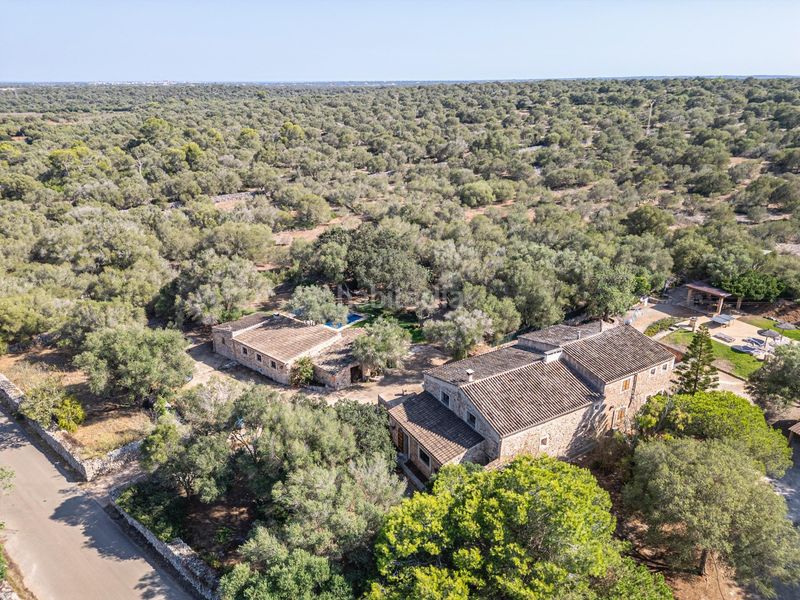 Foto 0c8aa9ad-53fa-4e2a-9686-78fc1477fb93. Casa aparellada amb calefacció aparcament piscina a Campos
