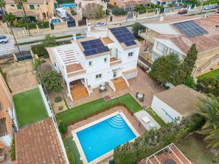 Chalet  Carrer cristofor colom. Exclusiva vivienda unifamiliar con piscina y amplios espacios en