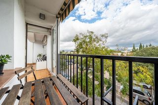 Pis  Enric granados. Segundo piso con ascensor de tres habitaciones en son oliva
