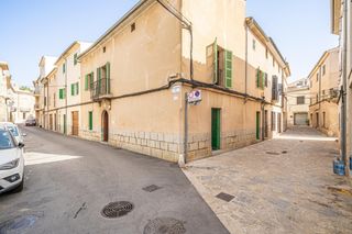Maison  Carrer carrer joan guiraud rotger. Exclusiva casa mallorquina de 1960 en el corazón de pollença