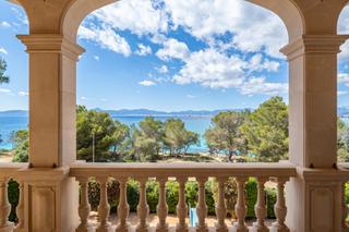 Chalet in Son Verí. Villa a primera línea de mar con piscina, ascensor y parking en