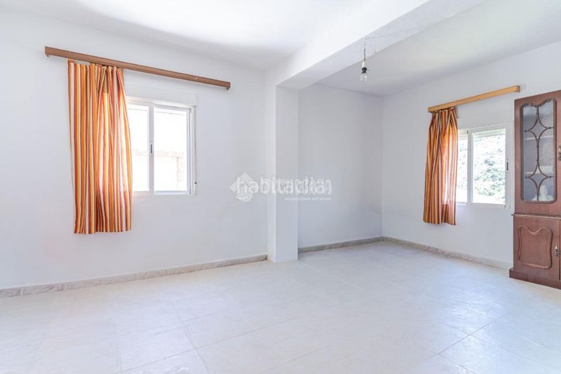 Foto 5bc6e4fb-bdad-4575-97ed-b2b1d357f761. Casa aparellada a Guájares (Los)