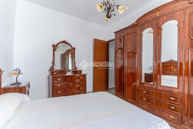 Foto 5f90bfc9-6b9b-471f-bbe1-a5fe7cd11752. Casa aparellada a Guájares (Los)