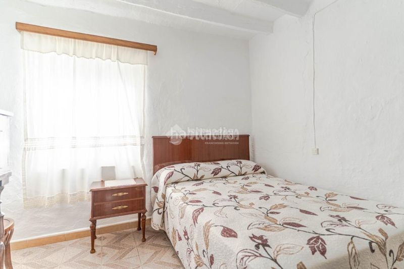 Foto a7ec500f-b61b-4546-b8c2-7d0b3742b959. Casa aparellada a Guájares (Los)