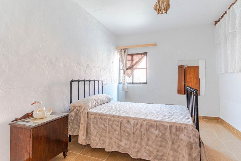 Foto b63b3957-c877-4049-b53a-4ecb5ae6b7c7. Casa aparellada a Guájares (Los)