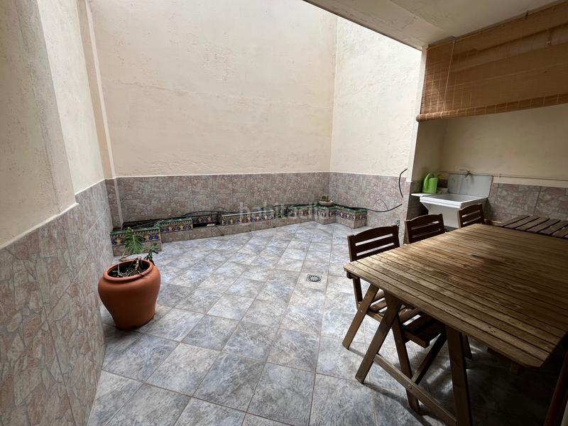 Foto 28da8a4f-1dff-4b51-80ce-8142ec2e25fc. Casa espectacular casa en carrer ramon batlle con terraza, patio y tres balcones, en Barcelona
