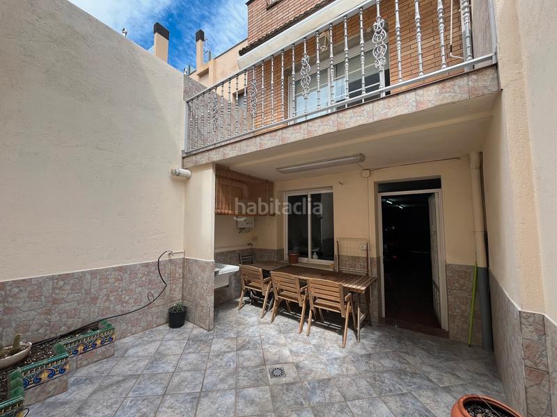 Foto 997187ca-4dbe-4ba9-a046-12ed3186edf0. Casa espectacular casa en carrer ramon batlle con terraza, patio y tres balcones, en Barcelona