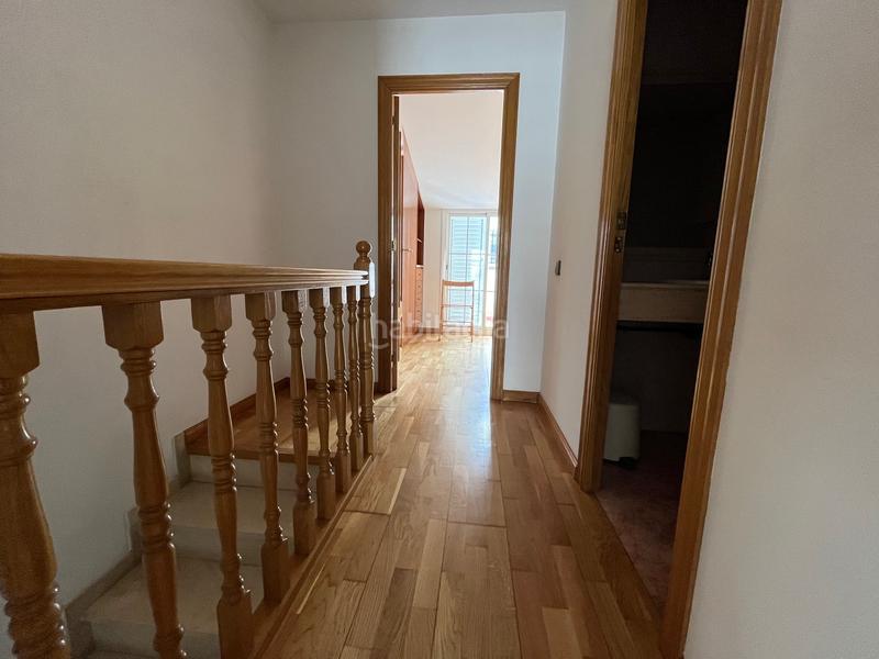 Foto cc78c7d9-81bc-4dce-a023-1ddcb31fb021. Casa espectacular casa en carrer ramon batlle con terraza, patio y tres balcones, en Barcelona