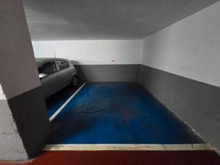 Autoparkplatz  Carrer del clot. Parking grande en finca de obra vista (1987)