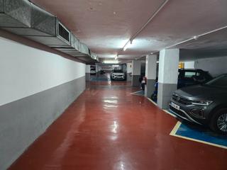 Autoparkplatz  Carrer del clot. Parking grande en finca de obra vista (1987)