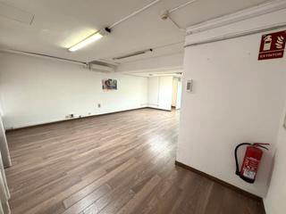 Local commercial à El Clot. Local en planta entresuelo ideal como despacho u oficina. única