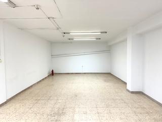 Local Comercial a El Clot. Local en planta entresuelo ideal como despacho u oficina. única