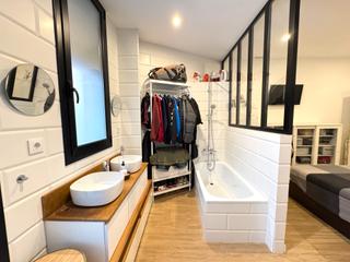 Flat  Carrer de rafael capdevila. Piso completamente reformado, junto al metro de clot.