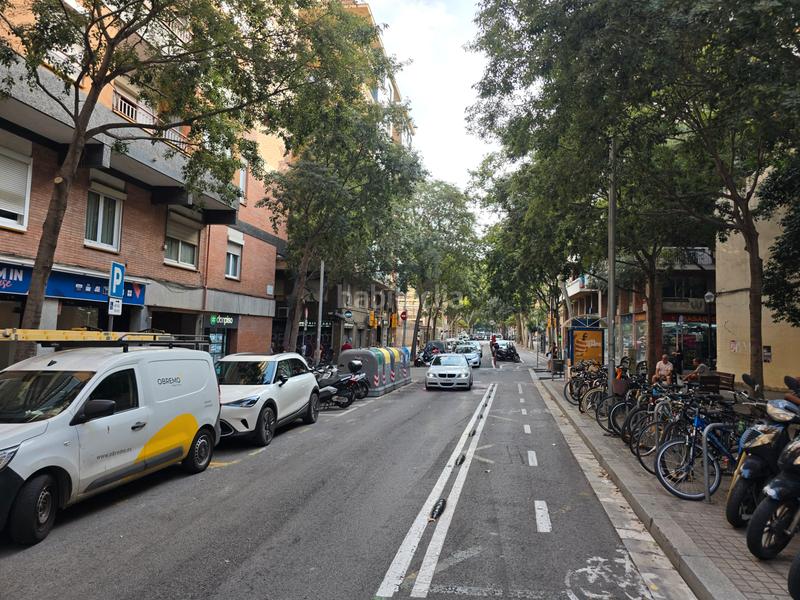 Foto c89f21b3-b118-46b9-a31a-2e3cc88d4eab. Piso finca de obra vista, junto a calle rogent. en Barcelona