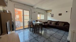 Etagenwohnung  Carrer de finestrelles. 3 habitaciones (una doble y dos individual), dos balcones uno in