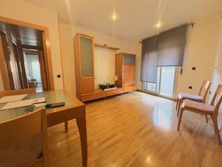 Pis  Carrer del turó de la trinitat. 3 habitaciones, balcón exterior, un baño completo, cocina equipa