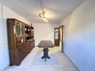 Piso  Carrer de l'allada-vermell. Piao alto, zona centrica.