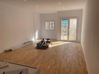 Appartement  Carrer de emilia pardo bazán. Dolça llar presenta en exclusiva este excelente piso reformado