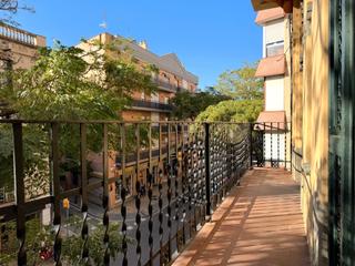 Pis  Carrer gran de la sagrera. Piso todo exterior y esquinero con balcon en la sagrera