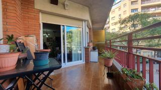 Pis  Carrer de la indstria. Piso 4 habitaciones, balcn amplio y parking opcional.