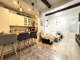 Piso  Carrer de ruiz de padrón. Piso todo reformado, orientado mar.