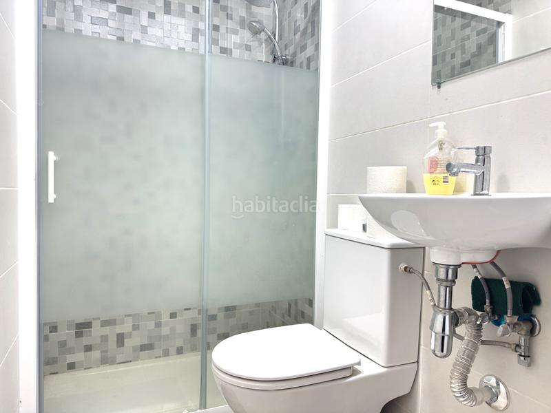 Foto dca88226-c324-46b2-888d-c3f80f3eb737. Local comercial a El Camp de l´Arpa del Clot Barcelona