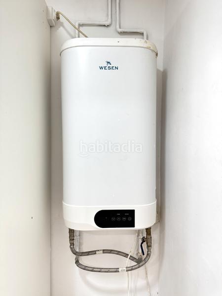 Foto f544f1e7-fc7a-46af-b517-268529c31448. Local comercial a El Camp de l´Arpa del Clot Barcelona