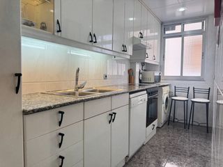 Pis  Passatge salzereda. Frente riu besos