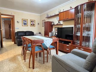 Etagenwohnung  Passatge salzereda. Frente riu besos