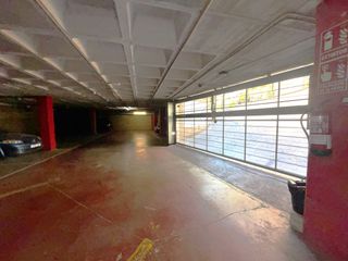 Posto auto  Calle olesa. Plaza grande y fácil maniobra cerca de metro
