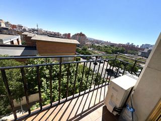 Piso  Carrer teide. Excelente piso con ascensor y 3 habitaciones para entrar a vivir