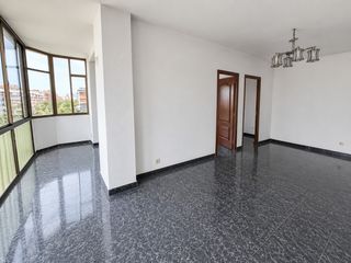 Flat  Carrer de guipúscoa. Alto, muy cerca del metro y balcon cerrado.