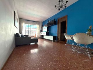 Pis  Carrer de palència. Piso 4 habitaciones, 2 baños y balcon de 8m²