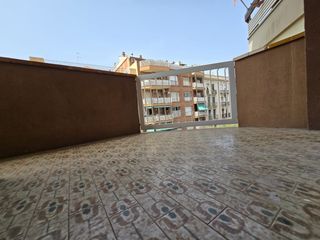 Etagenwohnung  Carrer del dos de maig. Piso alto junto al metro de encants (linea 2).