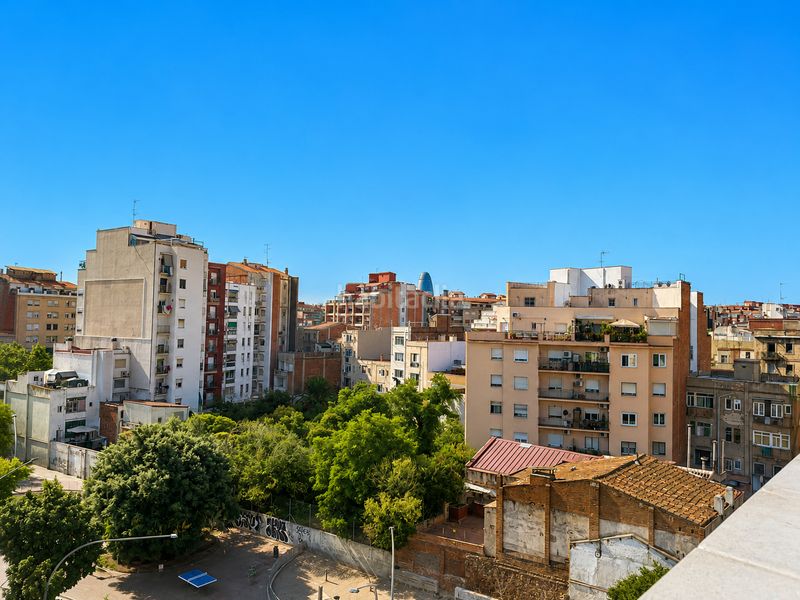Foto 3d273ebd-12f6-4a05-a2e9-8d517b52224c. Àtic amb calefacció a El Camp de l´Arpa del Clot Barcelona