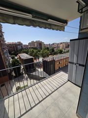 Pis  Carrer de sant adrià. Piso en una 6º planta, muy luminoso totalmente exterior, con vis
