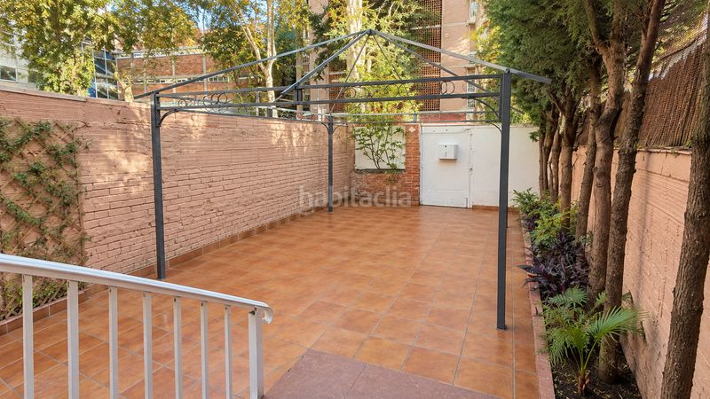 Foto a86e58c8-a157-4eed-bfba-98b374539f0a. Casa pareada casa / chalet pareado en venta en calle de jaume huguet 37, en Barcelona