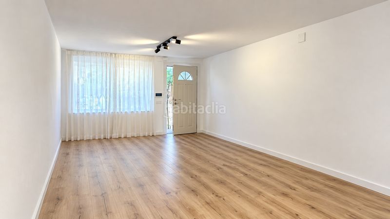Foto f02e629a-b9f5-4b2b-a8ac-3a79777f910d. Casa pareada casa / chalet pareado en venta en calle de jaume huguet 37, en Barcelona