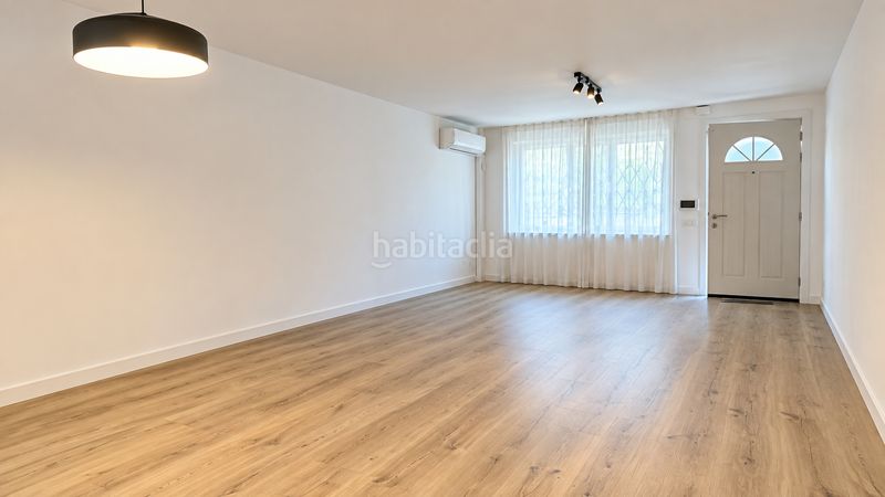 Foto f5993e90-3b4e-47d0-bc4d-6995fd3a02de. Casa pareada casa / chalet pareado en venta en calle de jaume huguet 37, en Barcelona
