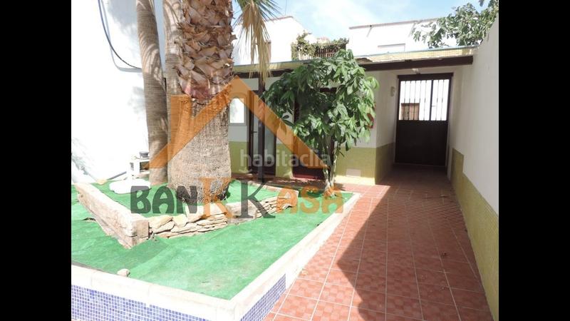 Foto 9551fe84-3664-4e71-951a-0870109c5a58. Piso se vende piso en urbanización con piscina en Dalías