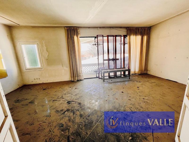 Foto f570289d-aa4a-4e70-ae12-9b553462dbf7. Edifici a Tordera Tordera