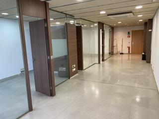 Oficina a Centre. Local para oficinas en zona comercial
