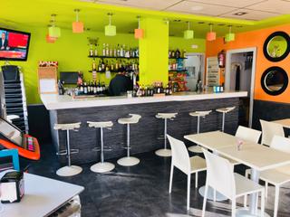Local commercial à Malgrat de Mar. Bar esquina con terraza y cocina totalmente equipada