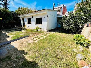 Xalet a Centre. Chalet con sótano y amplio jardín de 459 m² en el centro de pine