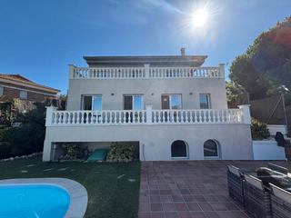 Chalet à Calella. Exclusivo chalet reformado en calella con piscina de agua salada