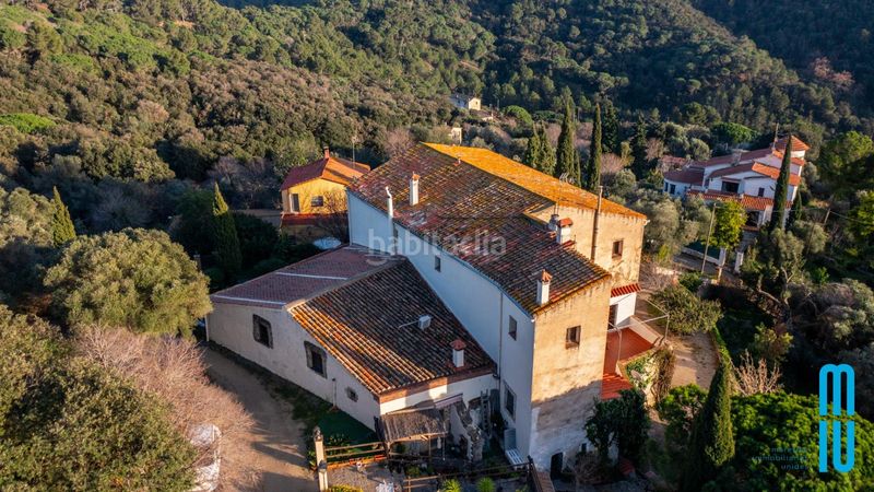 Foto b9f64473-bb70-40a6-9498-c3552d4ca89c. Masia amb xemeneia calefacció aparcament a Pinemar Pineda de Mar