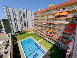 Pis a Malgrat de Mar. Luminoso piso con piscina y vistas al mar en el paseo mar�timo d