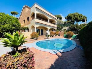 Xalet a Mas Mora-Sant Daniel. Chalet con 3 viviendas